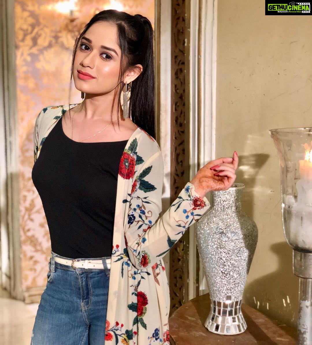 Jannat Zubair Rahmani Instagram - 🖤 Weird World