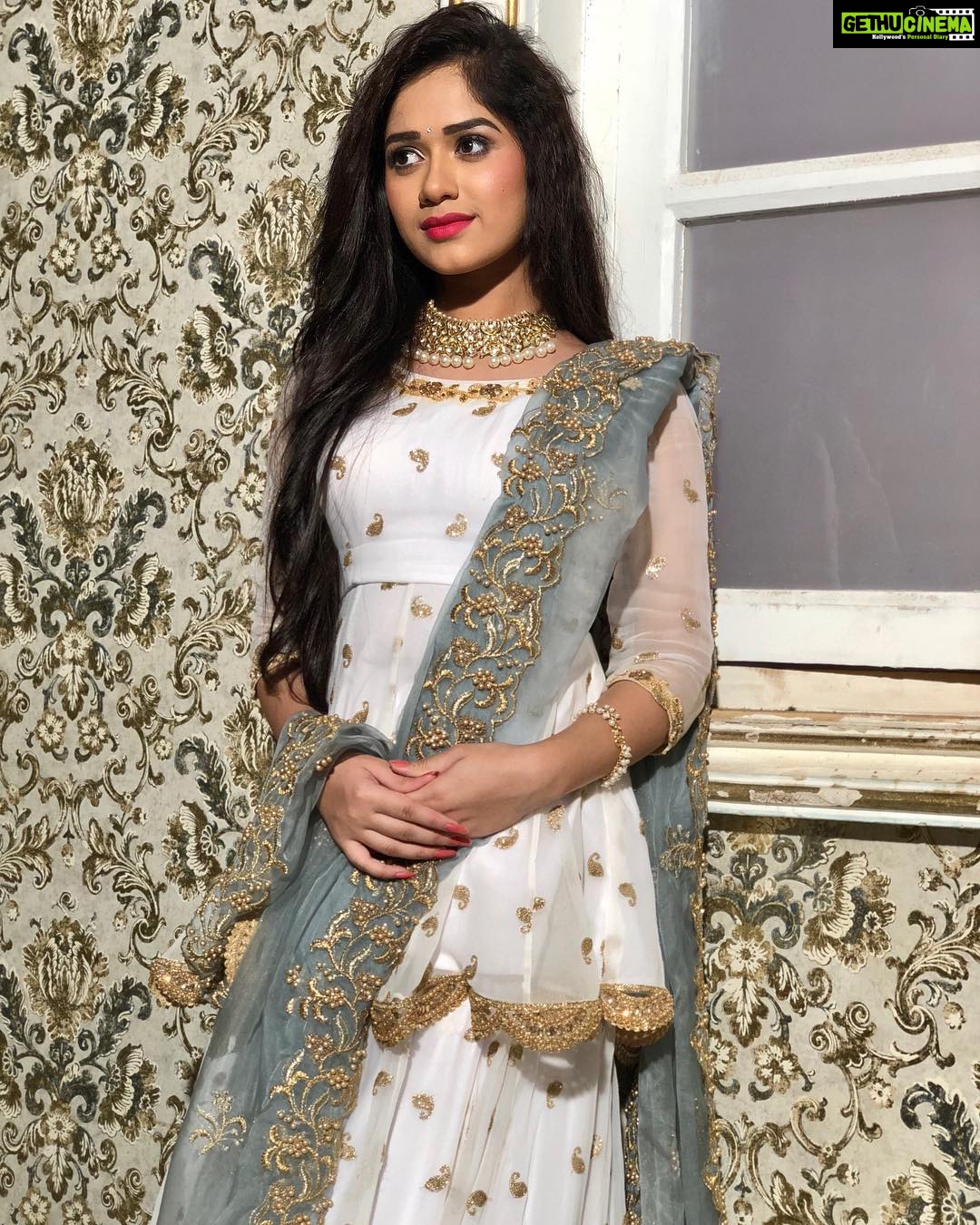 Jannat Zubair Rahmani Instagram - Soon to be #17 ❤️ 10 days to go for my Birthday ❤️ Come and wish me on the 2nd of September in Delhi✨🖤 Dm @ssfashiongroup or contact on this number:-+91-9999385394 See y’all❣️ Love, Jannat❣️
