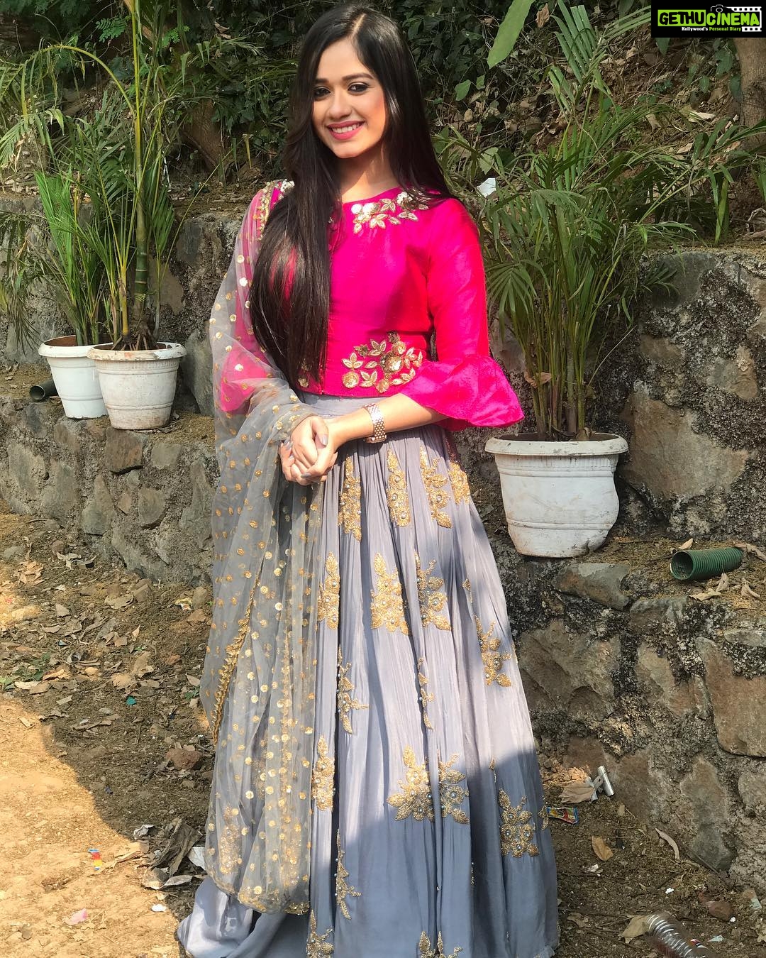Jannat Zubair Rahmani Instagram - Vote for your Favourite Muser💜 Link in my bio❤️ You can vote as many times as you want!! 2.0.1.8💘 P.s- Vote for your favourite muser-just your favourite muser...!!