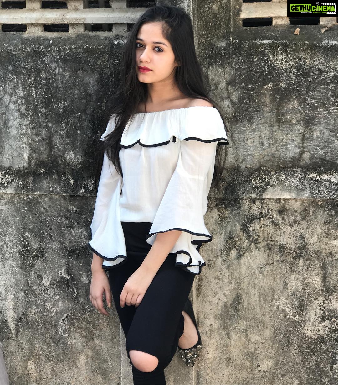 Jannat Zubair Rahmani Instagram - Fighting Flames of fire 🔥 Hang onto burning wires We don't care anymore!!