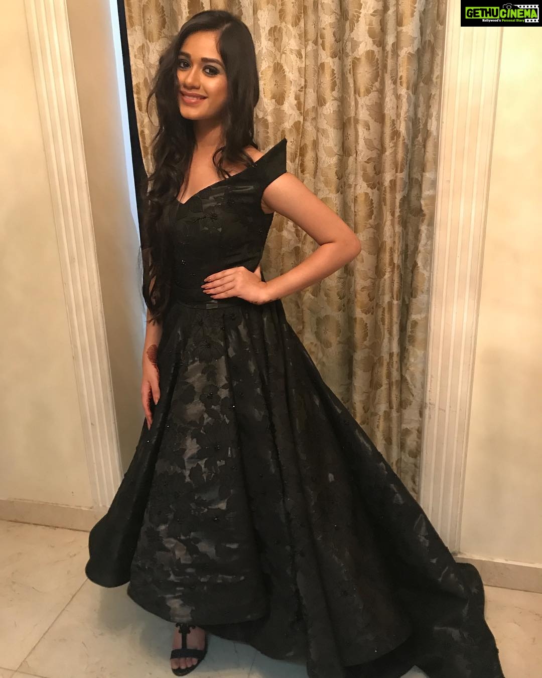 Jannat Zubair Rahmani Instagram - That Red dress brings me to my knees...Oh but that black dress makes it hard to breatheđź–¤ Wearing @brideandbeautifulcouture Shoes @luluandskyofficial Styled by @bienmode #ita2017