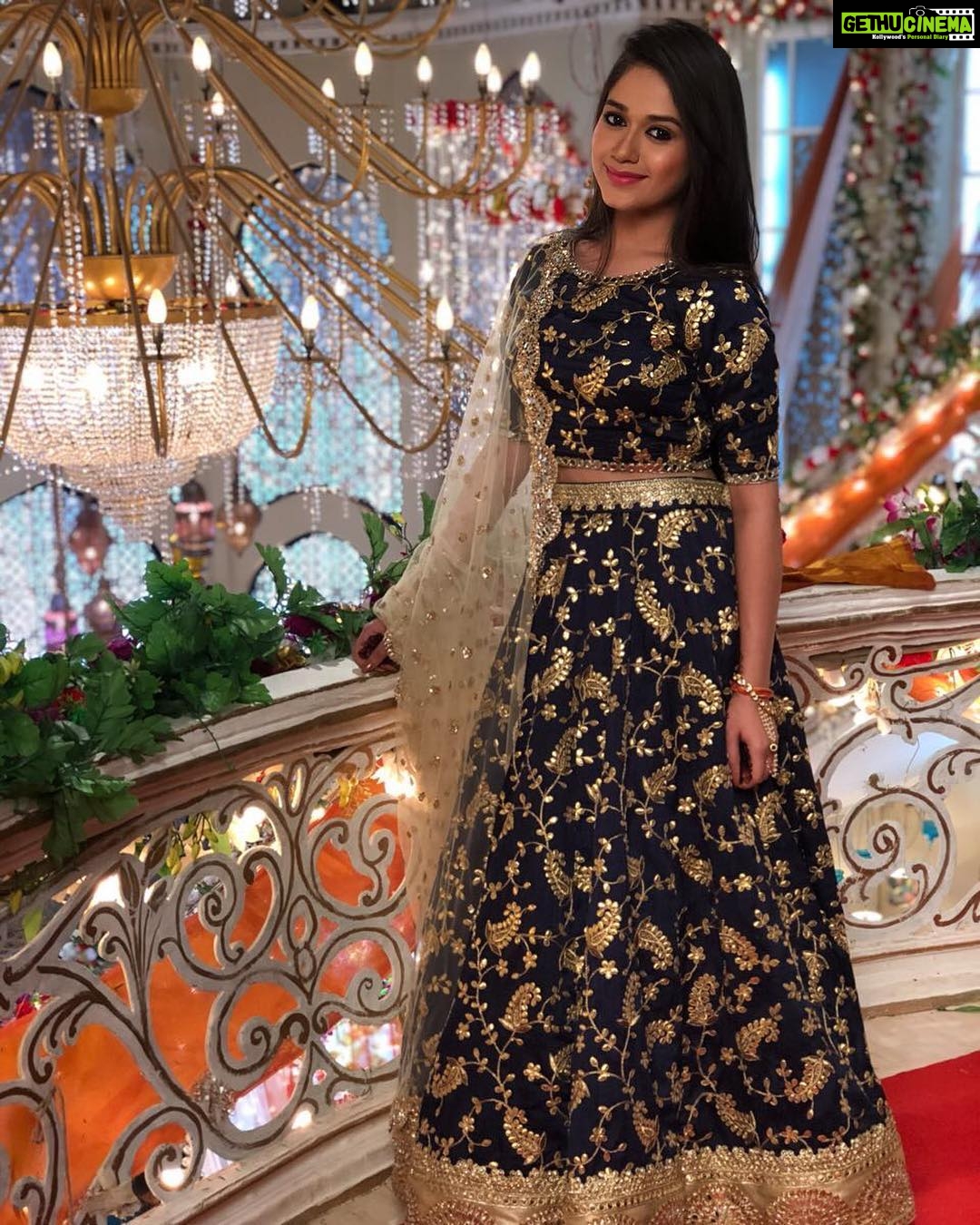 Jannat Zubair Rahmani Instagram - 'Tu Aashiqui' Reviews please🤞🏻 Check out Pankti Sharma's Mehendi look on my YouTube channel👉🏻 Complete Styling with Jannat Zubair Link in my bio