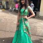 Jannat Zubair Rahmani Instagram - So, We get to eat delicious food on the sets as you can see the tiffins behind me🙄and we also keep our set clean hence you can see a dustbin. The only background I can afford to get a good lighting during shoots..Anyways Do Watch Tu Aashiqui tomorrow at 7pm on @colorstv 💖 Powai Lake