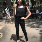 Jannat Zubair Rahmani Instagram - It'll be great if you could ignore the background 😝 And yaasss the most important thing for everyone asking me the repeat timings of Tu Aashiqui❣️ Telecast time 7:00 Pm IST Repeat Telecast 11:30 Pm IST Next Day 2:00 Pm IST