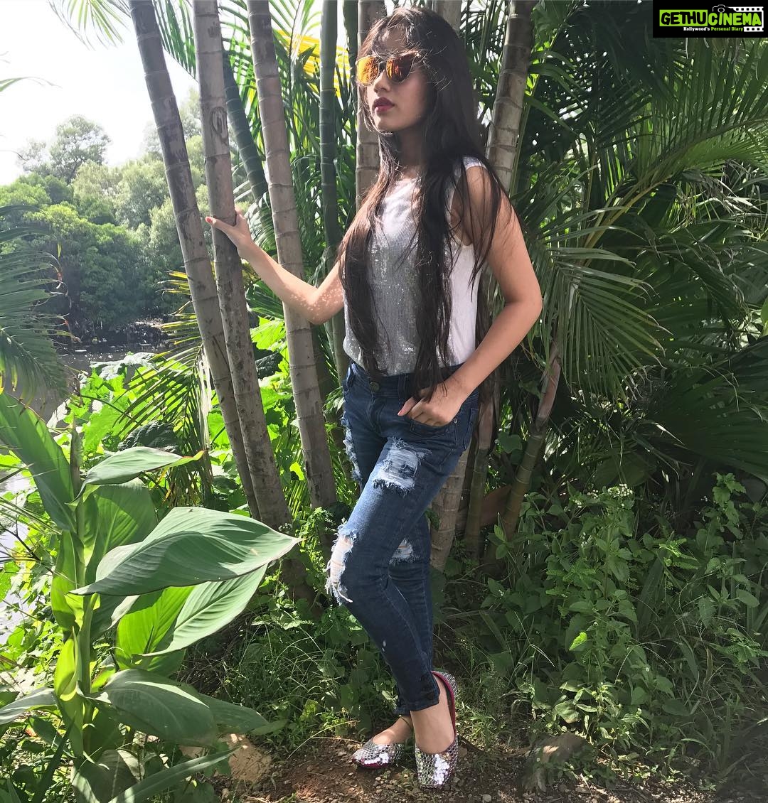 Jannat Zubair Rahmani Instagram - Dress like Jackie Act like Audrey Party like Gatsby 🖤 Picture taken by the one and only daddy ❤️ @zubairrahmani09