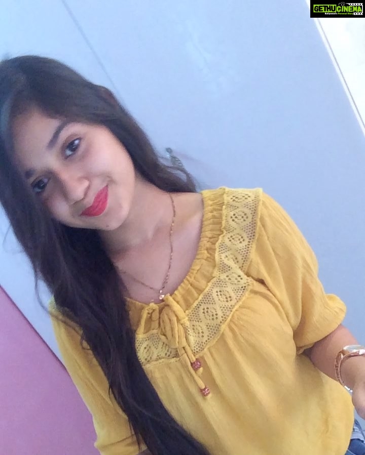 Jannat Zubair Rahmani Instagram - Sit still look pretty girls 💝