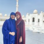 Jannat Zubair Rahmani Instagram - Jumma Mubarak 🤲🏻😇 Mommy and I in @dxb_abayas_ Sheikh Zayed Mosque