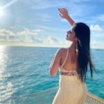Jannat Zubair Rahmani Instagram - Dhoop se bachne ki naakaam koshish ☀️ #jzee @visitmaldives @fushifaru @thinkstrawberries @purple.star.entertainment  #VisitMaldives #Maldives #SunnySideOfLife #thinkstrawberries #travel #purplestarentertainment