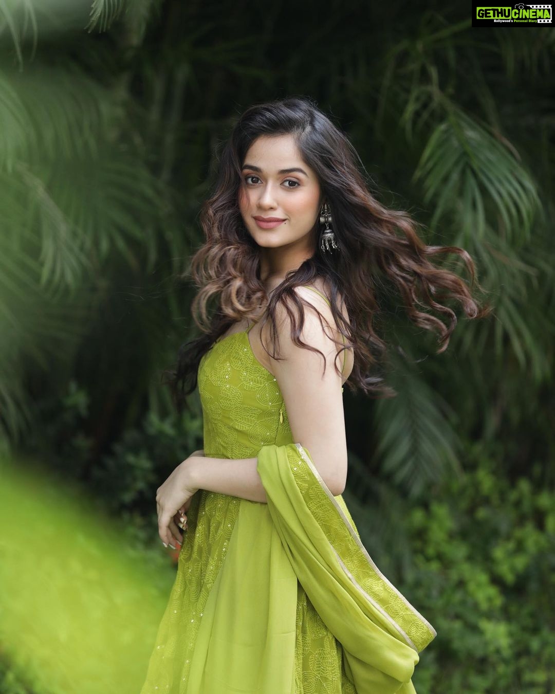 Jannat Zubair Rahmani Instagram - Gehraiyaan 🌿 #jzee Location : @courtyardmumbai Style by : @kmundhe4442 Outfits by : @ahiclothing x @sonyashaikh Mua : @priyagulatimakeupartistry Hairstylist : @arbazshaikh6210 Clicked by : @smileplease_25