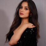 Jannat Zubair Rahmani Instagram - Life is short let my pallu be extended ✨ Wearing - @labeld #jzee