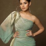 Jannat Zubair Rahmani Instagram - Leave that ✨ everywhere you go! Shoot Concept:- @nehaadhvikmahajan . 💄MUA , Hair & Styling :- @nehaadhvikmahajan 📸:- @luvisrrani . 👗Outfit:- @nikhitatandon #jzee
