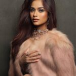 Jannat Zubair Rahmani Instagram - Look in the mirror When I look in the mirror Baby I see it clearer 💞 #jzee Shoot Concept:- @nehaadhvikmahajan . 💄MUA , Hair & Styling :- @nehaadhvikmahajan 📸Photography:- @luvisrrani 👗Outfit:- @pankhclothing 💍Jewelery :- @sonisapphire