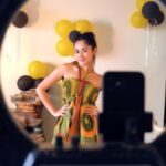 Jannat Zubair Rahmani Instagram - Mujhse toh wait hi nahi hora hai iss nayi duniya mein Jane ke liye... Kya aap sab bhi ready ho? Kyuki main ari hu LIVE #mojLIVE ke sath 21st of July ko Shaam 6 baje @mojindia par... Mere paas bahot sare news aur baatein hai btane ko... Ana bhulna mat aur apne dosto ko bhi lekar aana 😉