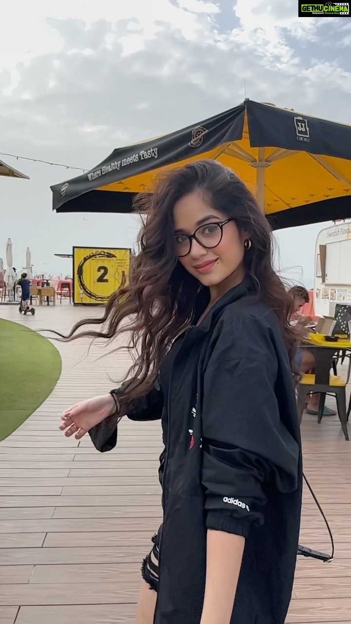 Jannat Zubair Rahmani Instagram - Chand Naraz Hai 🌙💛 Coming soonnnnn!! Make your reels and I will share the best ones on my story!💛 @blivemusic.in