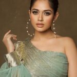 Jannat Zubair Rahmani Instagram - Leave that ✨ everywhere you go! Shoot Concept:- @nehaadhvikmahajan . 💄MUA , Hair & Styling :- @nehaadhvikmahajan 📸:- @luvisrrani . 👗Outfit:- @nikhitatandon #jzee