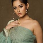 Jannat Zubair Rahmani Instagram - Leave that ✨ everywhere you go! Shoot Concept:- @nehaadhvikmahajan . 💄MUA , Hair & Styling :- @nehaadhvikmahajan 📸:- @luvisrrani . 👗Outfit:- @nikhitatandon #jzee