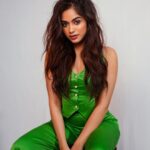 Jannat Zubair Rahmani Instagram - Chaos makes the muse 💚 #jzee Styled by:- @styledbysujata Outfit:- @worldofraofficial Earring @jewellerybyavnigujral
