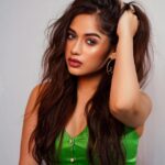 Jannat Zubair Rahmani Instagram - Chaos makes the muse 💚 #jzee Styled by:- @styledbysujata Outfit:- @worldofraofficial Earring @jewellerybyavnigujral