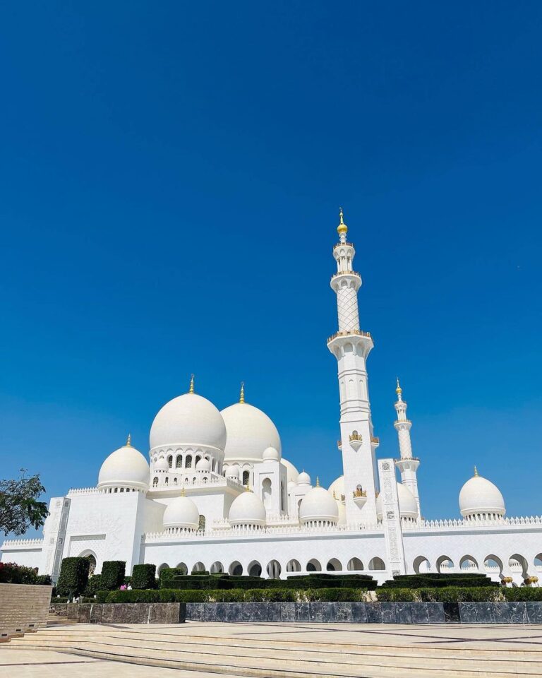 Jannat Zubair Rahmani Instagram - Jumma Mubarak 🤲🏻 So happy to be here #alhumdullilah My smile says it all 🙆🏼‍♀️ Sheikh Zayed Mosque