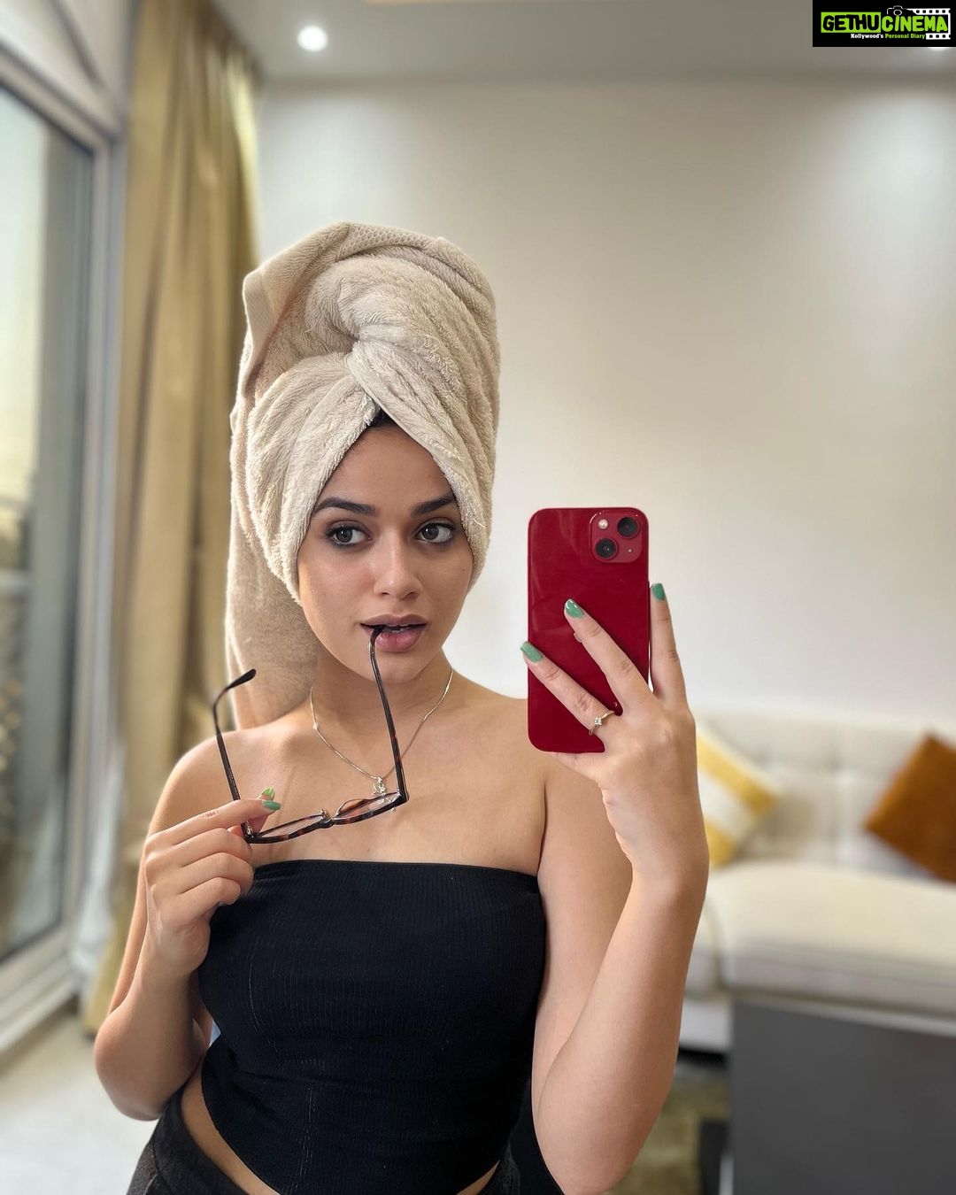Jannat Zubair Rahmani Instagram - I’m so bored of getting ready ughhh🙄 Dubai, United Arab Emiratesدبي