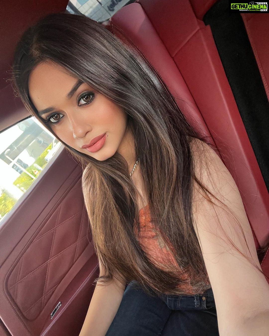 Jannat Zubair Rahmani Instagram - Pick one!🤍 Dubai, United Arab Emiratesدبي