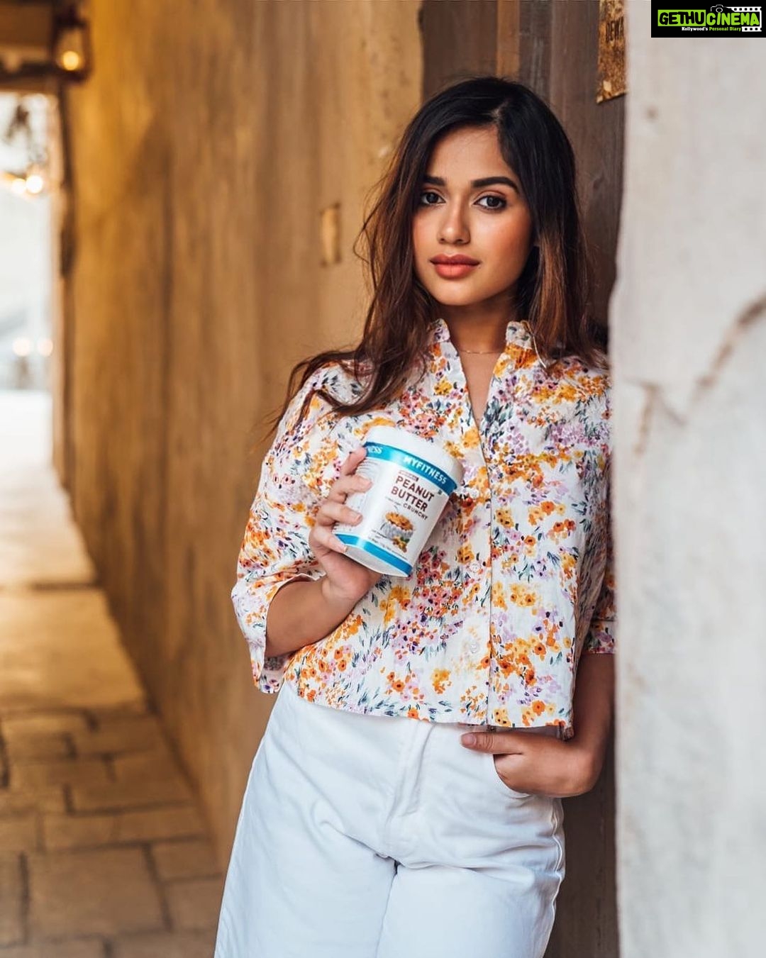 Jannat Zubair Rahmani Instagram - Rich in protein, great in taste... @myfitness peanut butter is what you need. 💯 Order yours at www.myfitness.in #myfitnesspeanutbutter