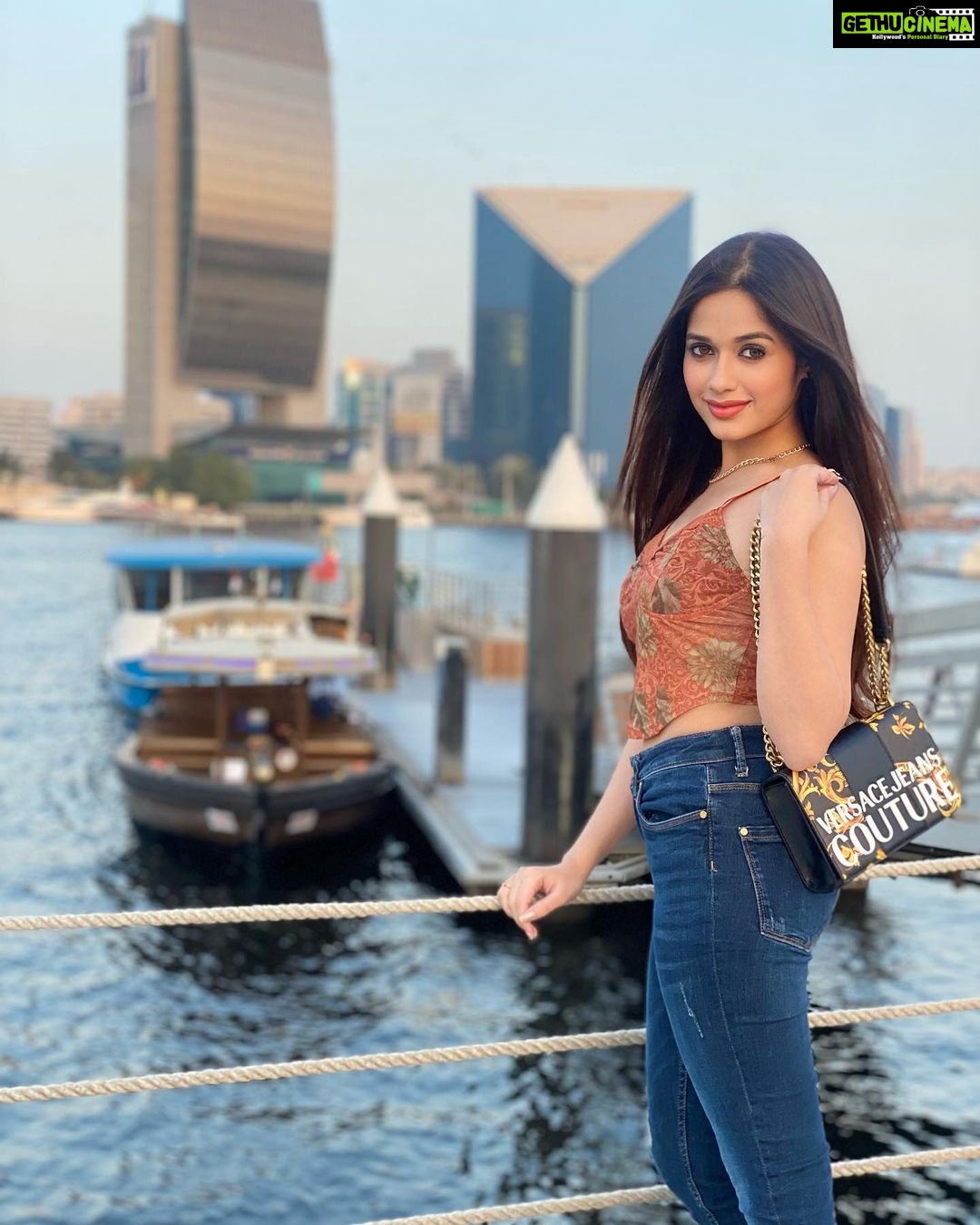 Jannat Zubair Rahmani Instagram - Side step right left to my beat!🤍 📸 the best photographer in the world @ayaanzubair_12 ❤️ Dubai, United Arab Emiratesدبي