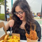 Jannat Zubair Rahmani Instagram – 🍟🍔🍗 Kite beach, Jumeirah, Dubai