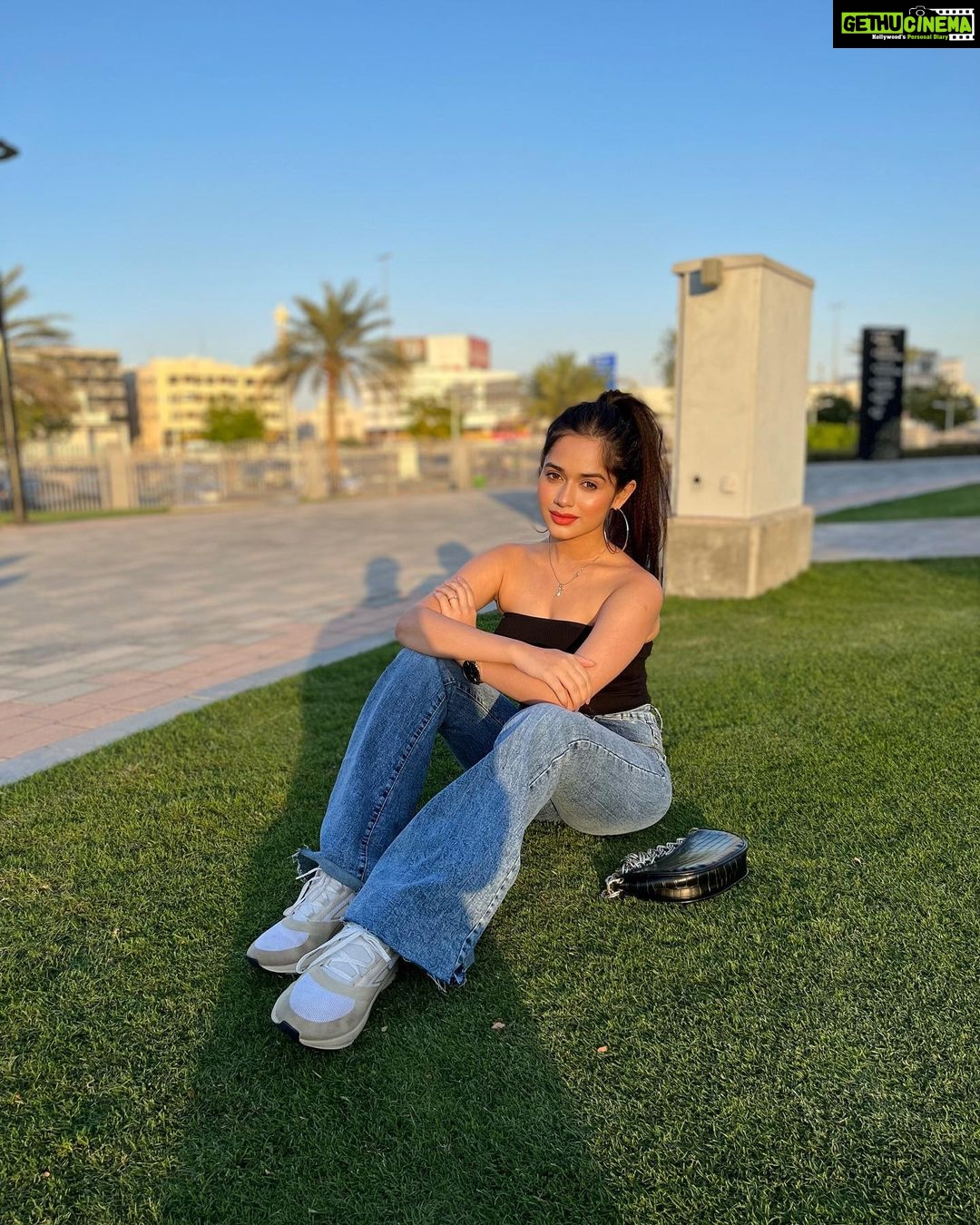 Jannat Zubair Rahmani Instagram - Pick one!🤍 Dubai, United Arab Emiratesدبي