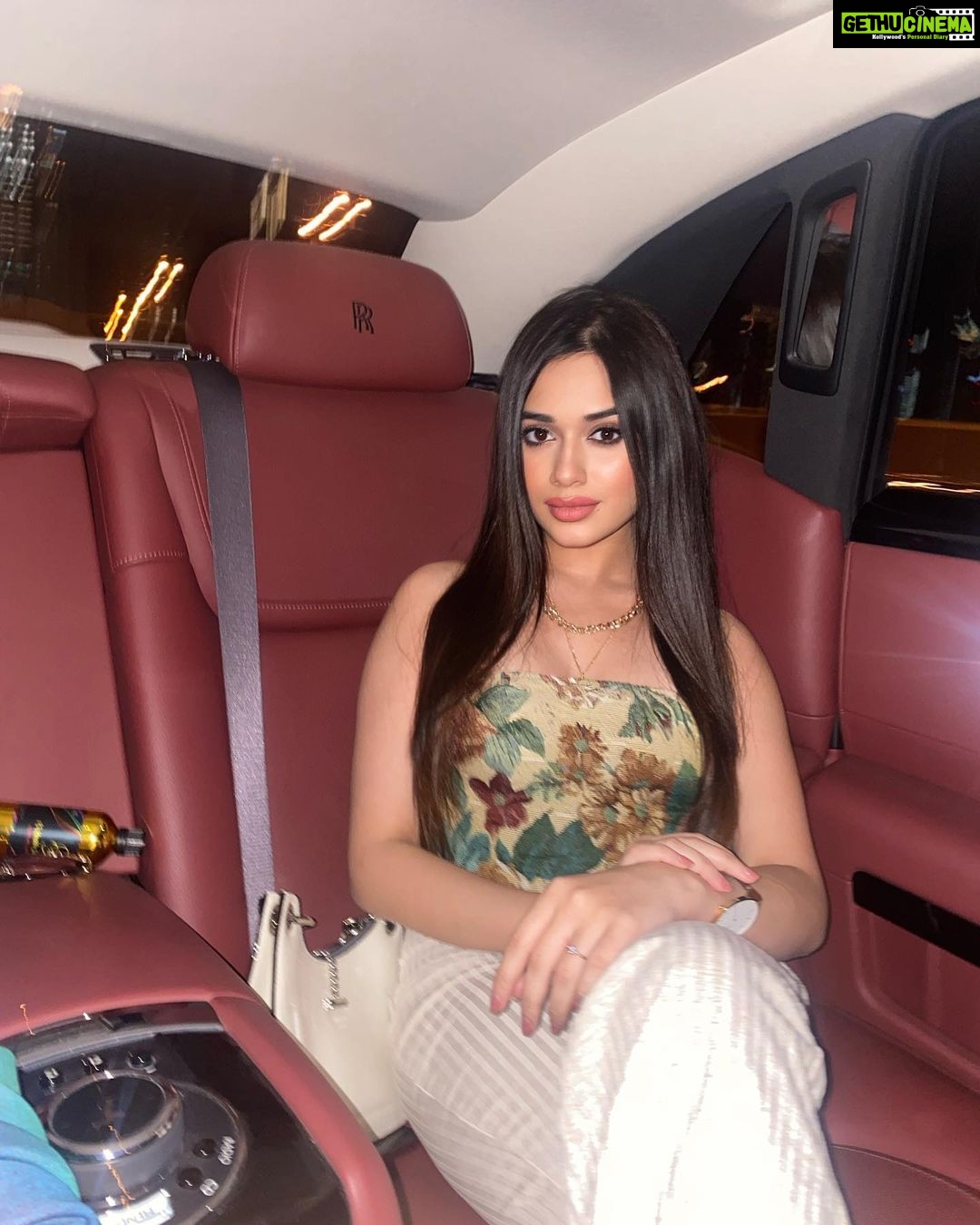 Jannat Zubair Rahmani Instagram - Pick one!🤍 Dubai, United Arab Emiratesدبي