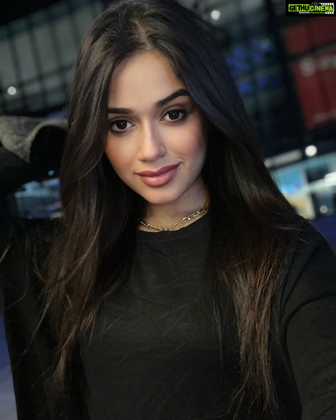 Jannat Zubair Rahmani Instagram - Pick one!🤍 Dubai, United Arab Emiratesدبي