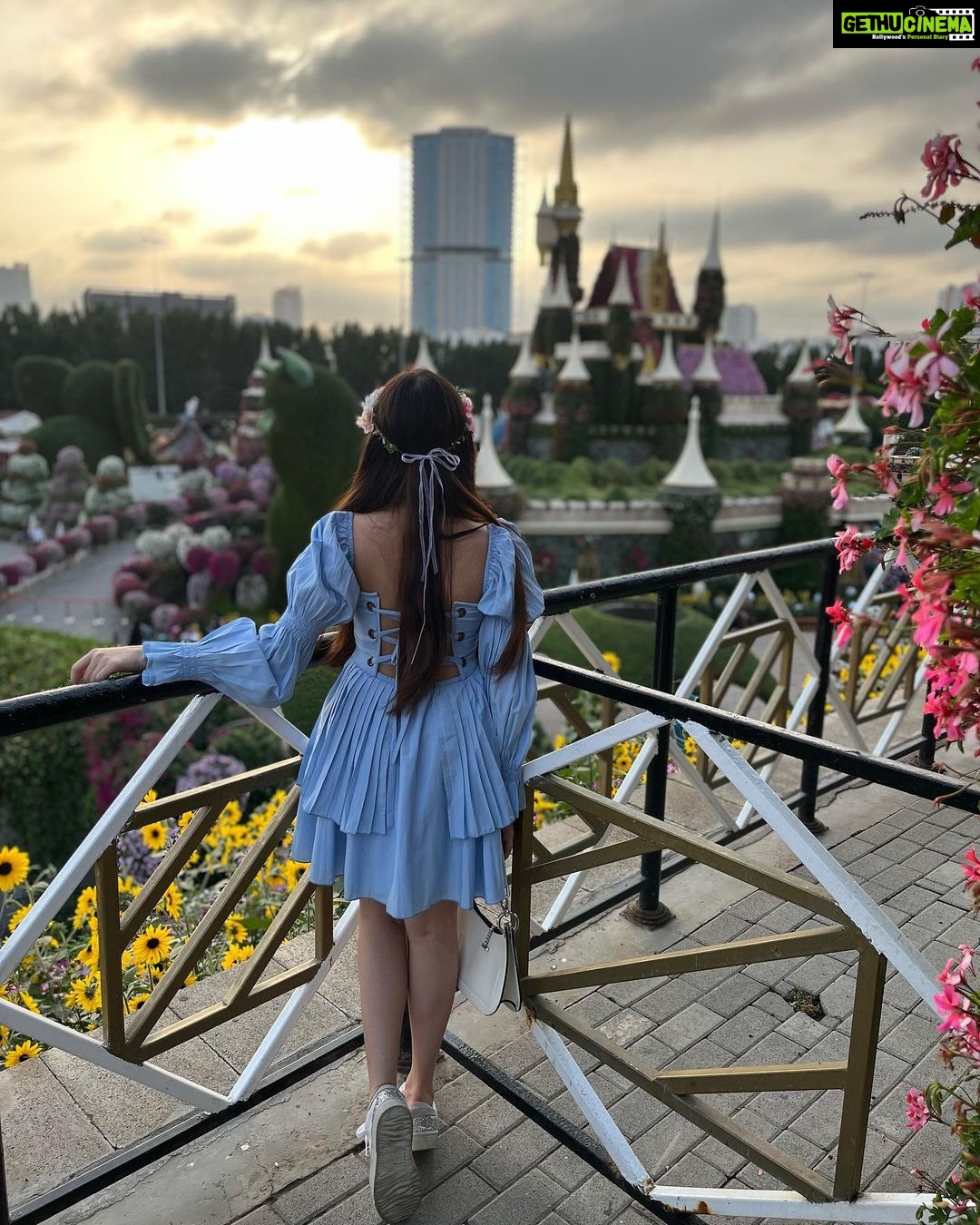 Jannat Zubair Rahmani Instagram - Pick one!🤍 Dubai, United Arab Emiratesدبي