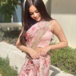 Jannat Zubair Rahmani Instagram - Saree 🤍 Styled by :- @styledbysujata Outfit by :- @handloomhouseuae Dubai, United Arab Emiratesدبي