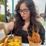 Jannat Zubair Rahmani Instagram – 🍟🍔🍗 Kite beach, Jumeirah, Dubai