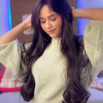 Jannat Zubair Rahmani Instagram - Look down and pose 👻 #nofilter