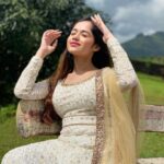 Jannat Zubair Rahmani Instagram - Ye dhoop 🌞 Wearing @the_adhya_designer