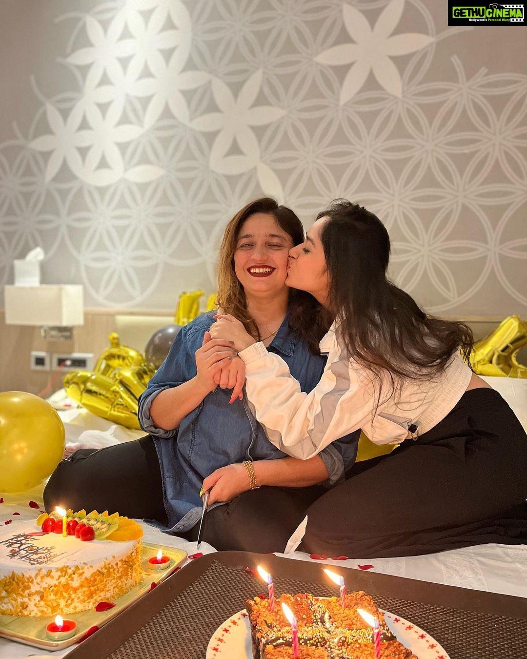 Jannat Zubair Rahmani Instagram - Happy Birthday Mumma ❤️ You are the best mom a girl could ask for. I feel so blessed to have you in my life. Thank you for always being there for me, whether I need advice or just someone to talk to. Nothing makes me happier than seeing you happy and smiling. I hope this birthday is the best one yet!