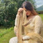 Jannat Zubair Rahmani Instagram - Ye dhoop 🌞 Wearing @the_adhya_designer