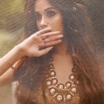 Jannat Zubair Rahmani Instagram - आँखों की गुस्ताखियाँ ✨ Shoot Concept:- @nehaadhvikmahajan 💄MUA , Hair & Styling :- @nehaadhvikmahajan 📸:- @amitkhannaphotography 👗Outfit:- @taandonreynu 💍:- @archanaaggarwalofficial Location:- @radissonblumumbaiairport