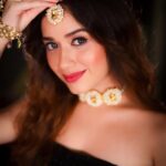 Jannat Zubair Rahmani Instagram - Nazar ne nazar ko nazar bharke dekha, nazar ko nazar ki nazar lag gayi 🤍 📸 @smileplease_25 Styled By @styledbysujata Jewellery by @vaidaan.official Outfit by @geishadesigns Makeup @makeupbysurbhik