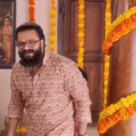Jayasurya Instagram - ആദ്യമായി പാടി അഭിനയിച്ച Ad Film ❤️ Happy Chingam Client : @pothyskerala Agency : @teamoneads Production House : @lacochinentertainments Director : @dijojoseantony DOP : @prakshvelayudhancameraman Editor : @junaidep_ Music Director : @itsronygeorge Colorist : @sreejithsarang Art Director : @nithin_edappal Designer Stylist : @sameerasaneesh Line Producer : @vineeth_vijay007 Associate Director : rijin__john Creative Contributor : @soorajjose Makeup : @kiranjishna Celebrity Manager : @aim2aim.models