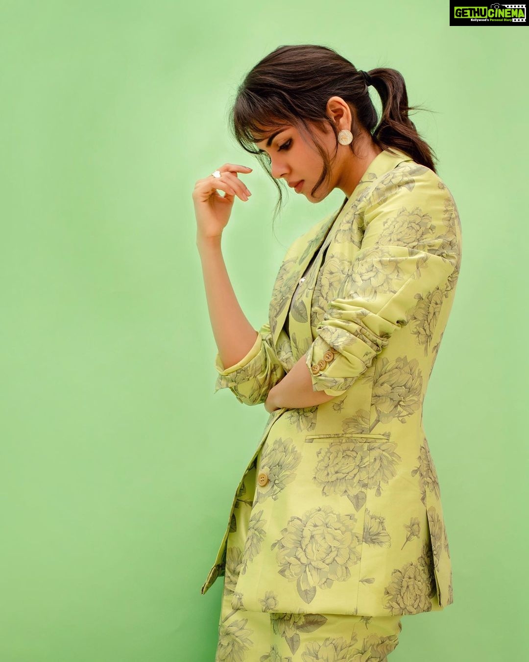 Kalyani Priyadarshan Instagram - Itโs that time of the year again when every mallu girl you know dresses up in their favorite Kerala saree ๐ค๐ฅฐ Photography: @tarunkoliyot Styling: @pallavi_85 Necklace: @kalyanjewellers_official Wearing: @sundari_silks @raw_mango Makeup: @chisellemakeupandhair Hair: @pinkylohar