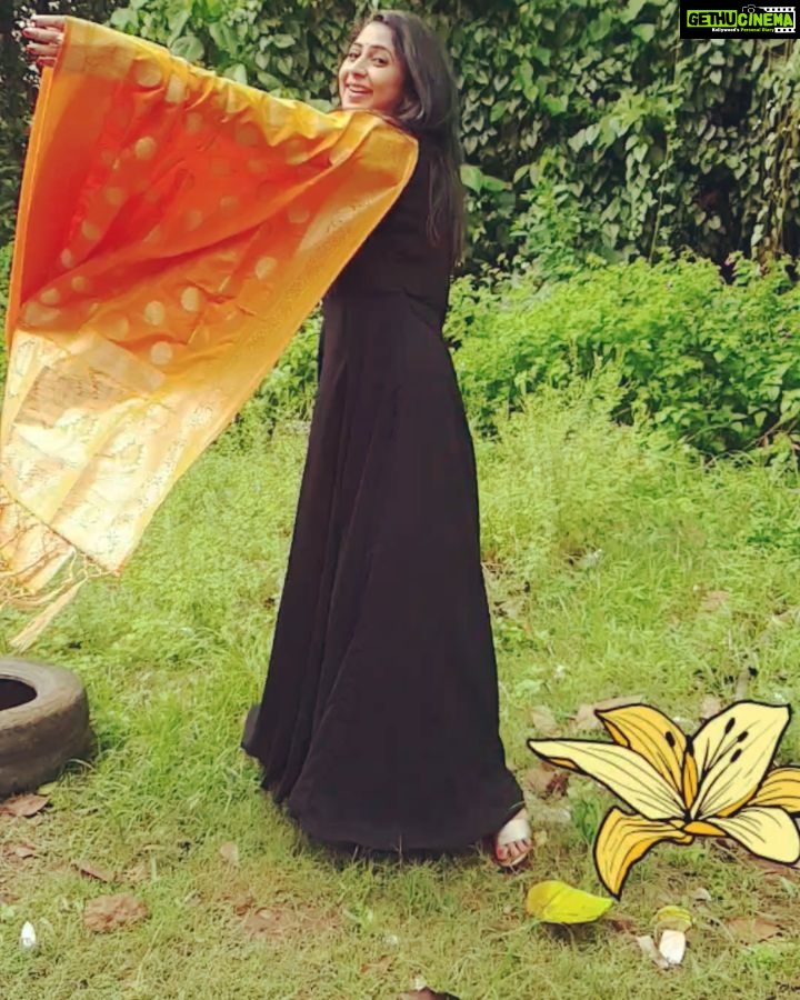 Kaniha Instagram - A slow Mo kinda start to my Sluggish Monday 😖😖 @laagire Thankoo love this outfit❤ #kaniha #banarasidupatta #blackandorange