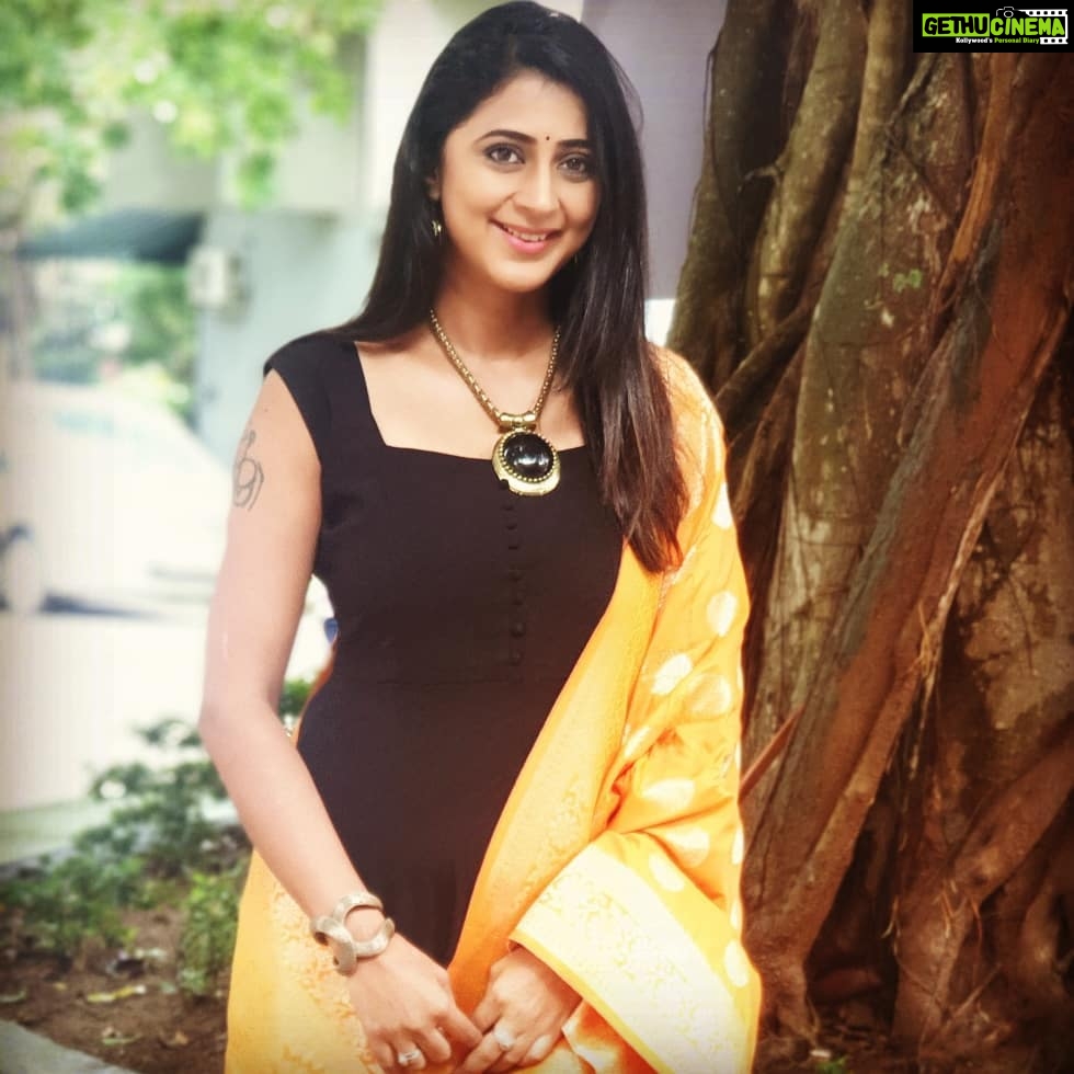 Kaniha Instagram - Thank you @laagire for this classy outfit. Banarasi orange dupatta with this black suit.Loved wearing this today ❤ Guys check out @laagire 🤗 #kaniha #banarasi #blackandorange Trivandrum, India