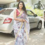 Kaniha Instagram - People who know me well know I'm a very basic and simple dresser. I repeat clothes simply coz I love em so much 😁 I dress for my comfort more than for making a style statement 😁 I could be a nightmare for my designer friends 🤪 Never been a big fan of gaudy clothes and loud colors. But what to do that's me❤ Wearing this simple pretty floral organza saree with a silk blouse. #sareesofinstagram #Sareelover #sixyardsofelegance #100sareepact #kaniha #simpleyetsweet #sareepact