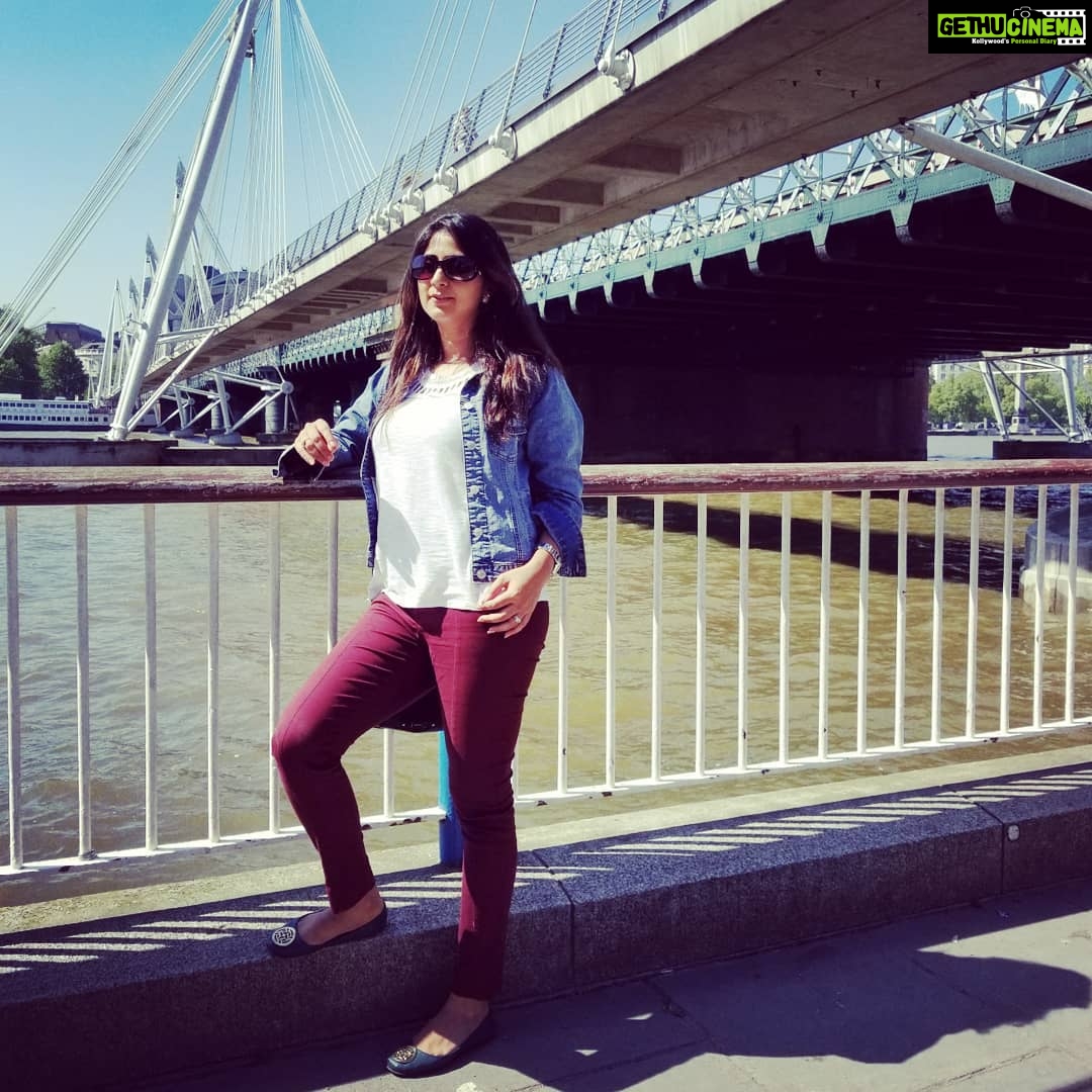 Kaniha Instagram - Not too long ago.. When I was exploring London The Joys of solo travel❤ #wanderlust #londondiaries #traveldiaries #solotravel #throwback