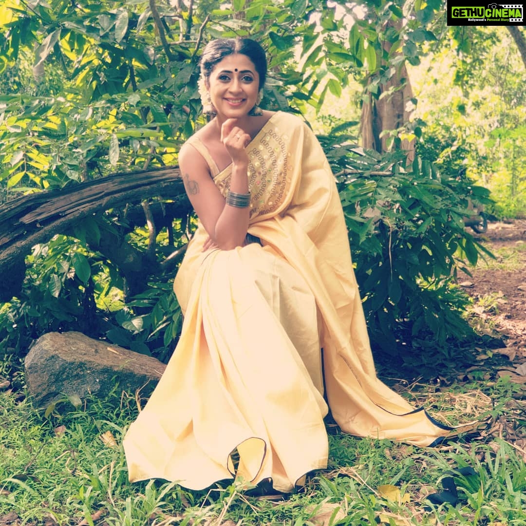 Kaniha Instagram - Life is so much better when you laugh Life is more beautiful when you smile❤ "Don't worry be Happy" #kaniha #smiles #sareesofinstagram #Sareelover #Sixyardsofelegance #naturelover Trivandrum, India