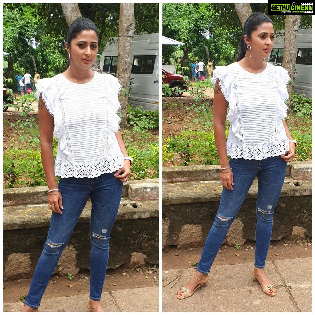 Kaniha Instagram - When in doubt wear your White &Denim A look that never goes wrong Classy & casual always❤ #whiteanddenim #kaniha Trivandrum, India