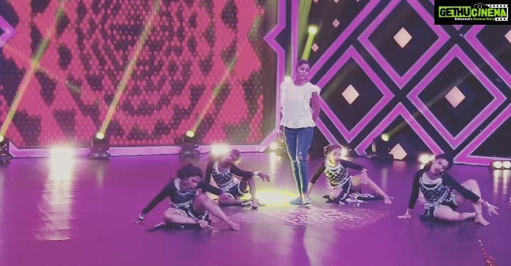 Kaniha Instagram - Just another day at work. Learning the steps on the spot and dancing is not as much fun hehe But we gotta do what we gotta do Love my work❤ #kdl #amritatv @arsridhardanceacademy #kaniha Trivandrum, India