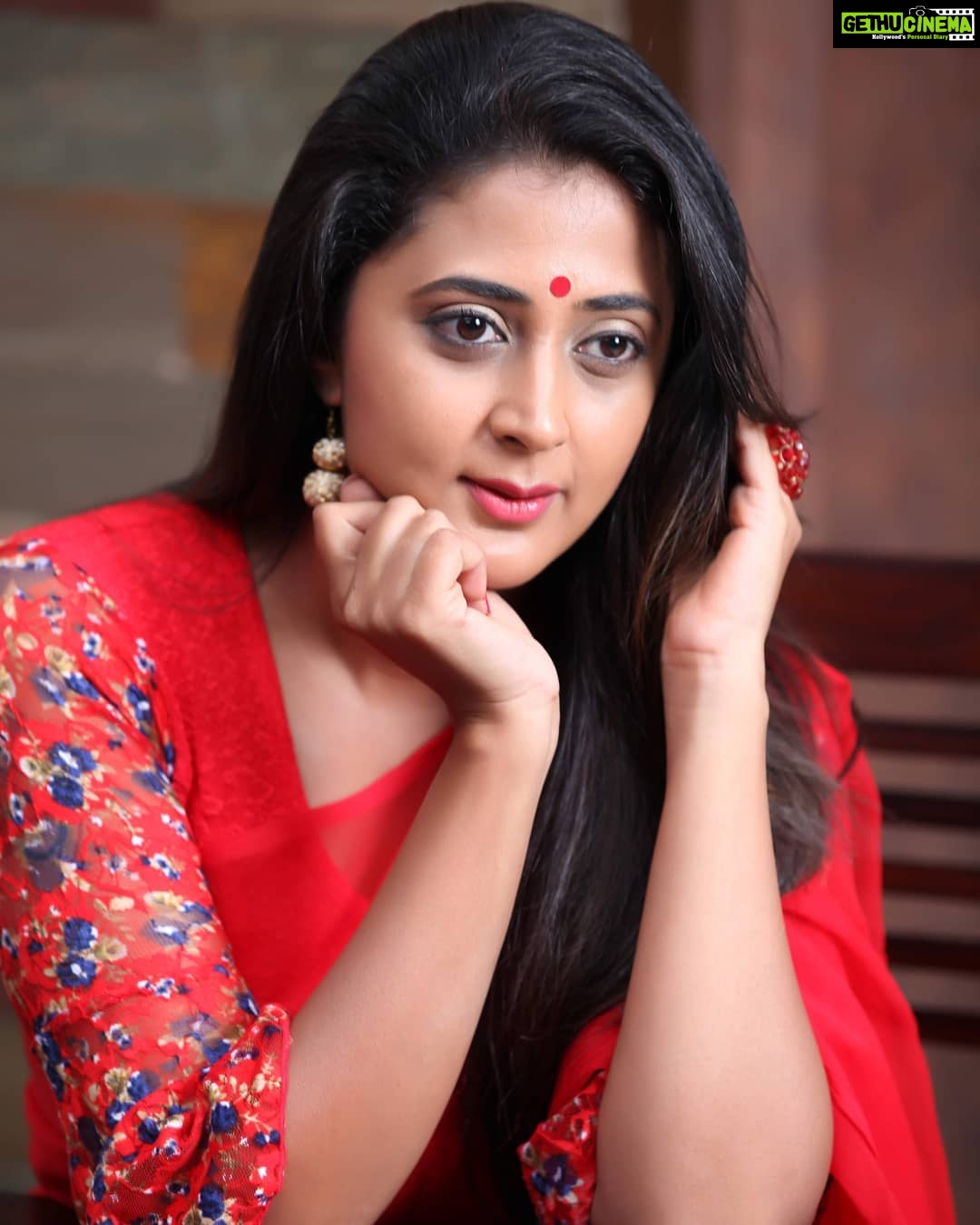 Kaniha Instagram - "It's ok to be Lost in thoughts coz we find new meanings hidden in that maze."❤ #kaniha #Sareelover #ilovered #sunday